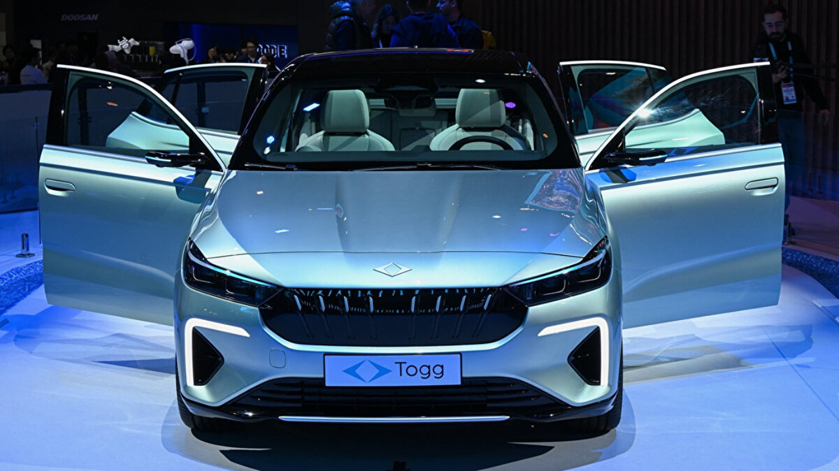 Katlanabilir yapıda tasarlanan perde, kullanıcılar tarafından kolayca takılıp çıkarılabiliyor. Ürün ayrıca özel saklama çantasıyla geliyor.