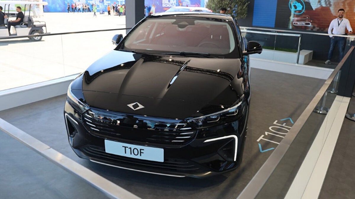 SUV model Togg T10X’te ise cam tavan perdesi elektronik olarak açılıp kapanıyor. Kullanıcılar perdeyi aracın ekranı üzerinden kontrol edebiliyor.