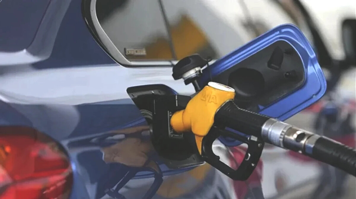 İzmir akaryakıt fiyatları (24 Eylül 2025)<br><br>Benzin: 54,27 TL<br><br>Motorin: 55,74 TL<br><br>Otogaz: 26,33 TL