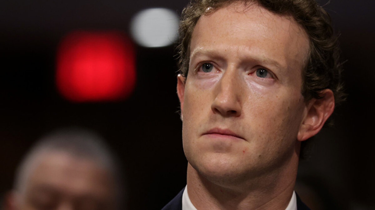 Gözlükteki ekran dışarıdan görünmüyor, görüş hattını kapatmıyor. Böylece daha doğal bir kullanım sunuyor.