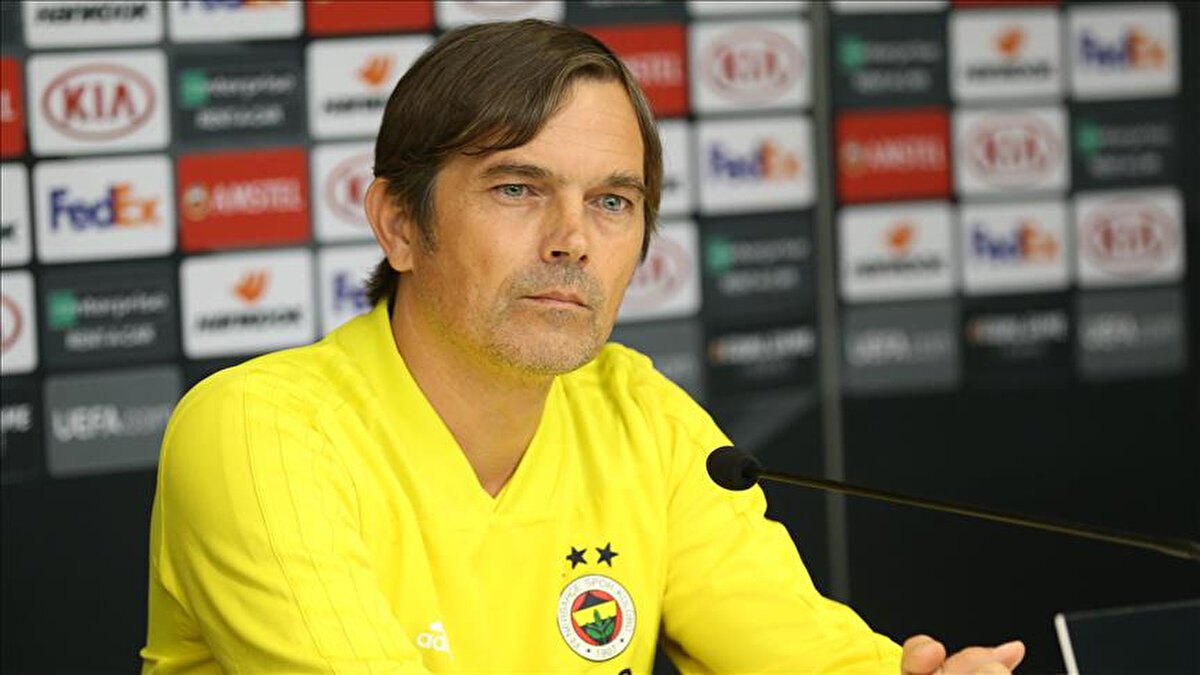 Ali Koç’un ilk hamlesi teknik direktörlük görevine Philip Cocu’yu, sportif direktörlüğe ise Damien Comolli’yi getirmek oldu.