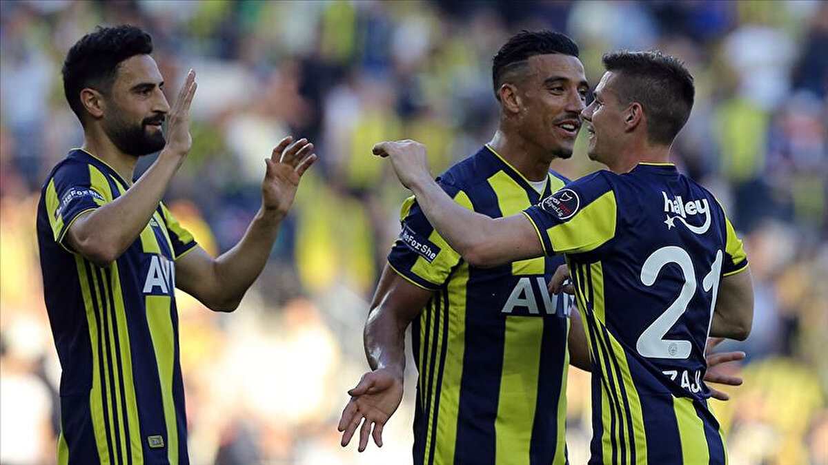 Fenerbahçe, 2018-19 sezonunda 16 transfer gerçekleştirdi. Uzun yıllar kulübe hizmet eden ve taraftarın sevgisini kazanan Ferdi Kadıoğlu’nun yanı sıra İslam Slimani, Michael Frey ve Yassine Benzia da takıma katıldı.