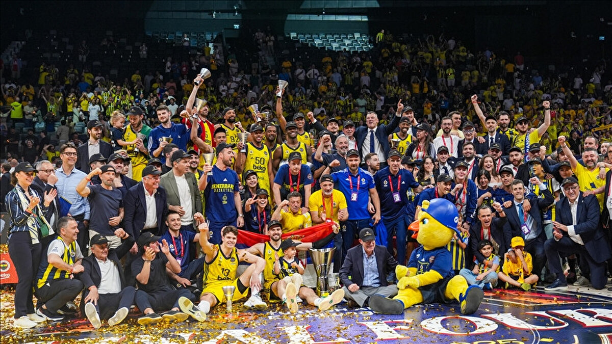 Basketbolda ise Fenerbahçe önemli başarılara imza attı. Kadın basketbol takımı 2023 ve 2024’te üst üste iki kez EuroLeague şampiyonu olurken, erkek basketbol takımı da son EuroLeague kupasını kazandı.