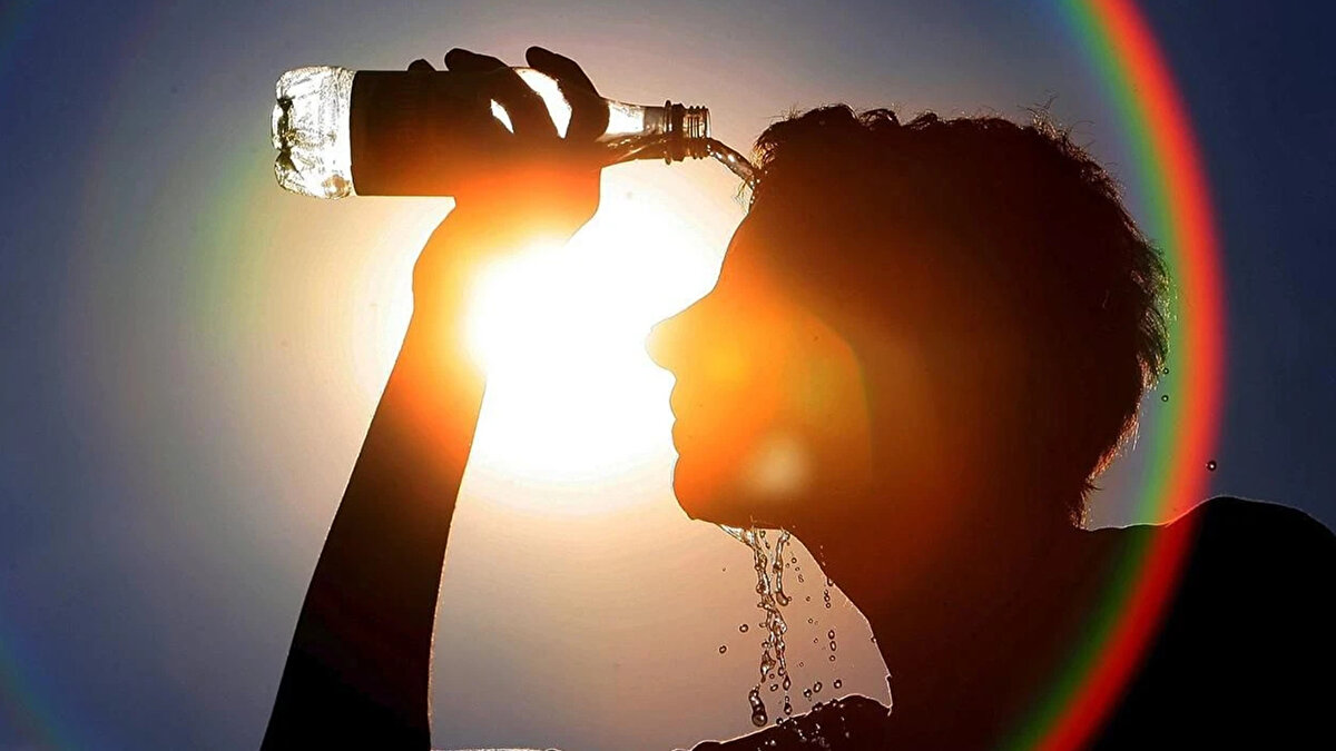 Rüzgarın kuzeyli yönlerden hafif, zaman zaman orta kuvvette esmesi öngörülürken, yüksek sıcaklıkların yanı sıra yer yer sağanak yağışların da görüleceği ifade edildi.