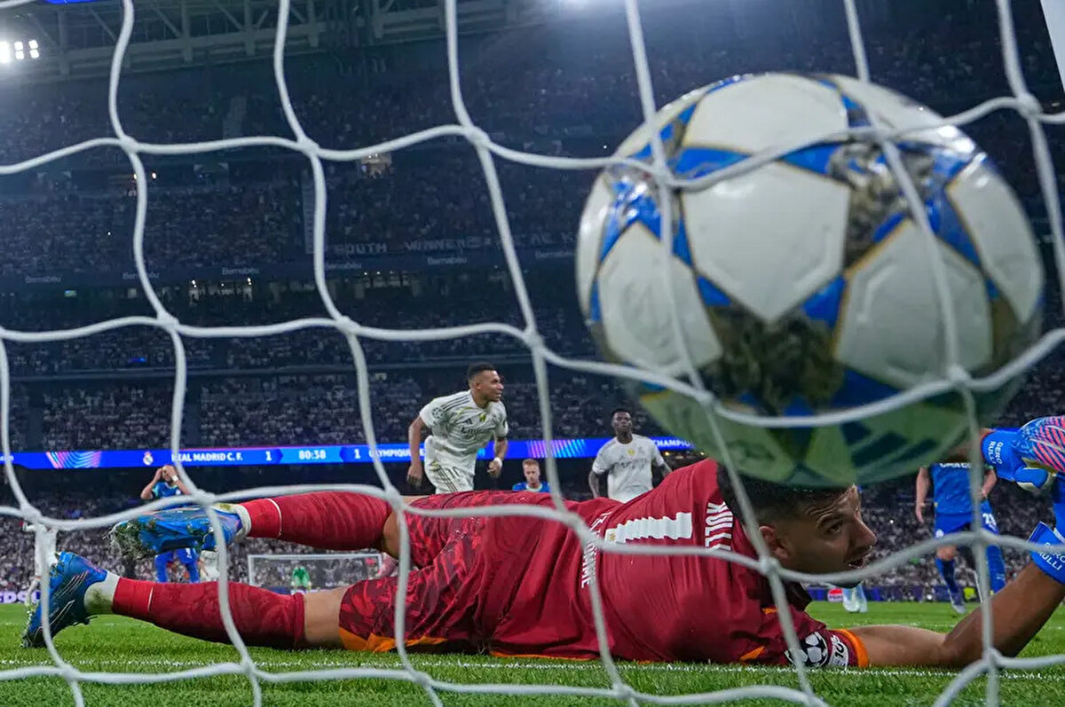 Artık bir oyuncu penaltı kullanırken diğer futbolcuların ceza sahası etrafına dizilmesinin ve çizgi ihlali yapanların sarı kart görmesinin de önüne geçilecek. Çünkü penaltı atışı kaleci topu çeldiğinde, topun yönü ne olursa olsun kale vuruşu verilecek.<br><br>