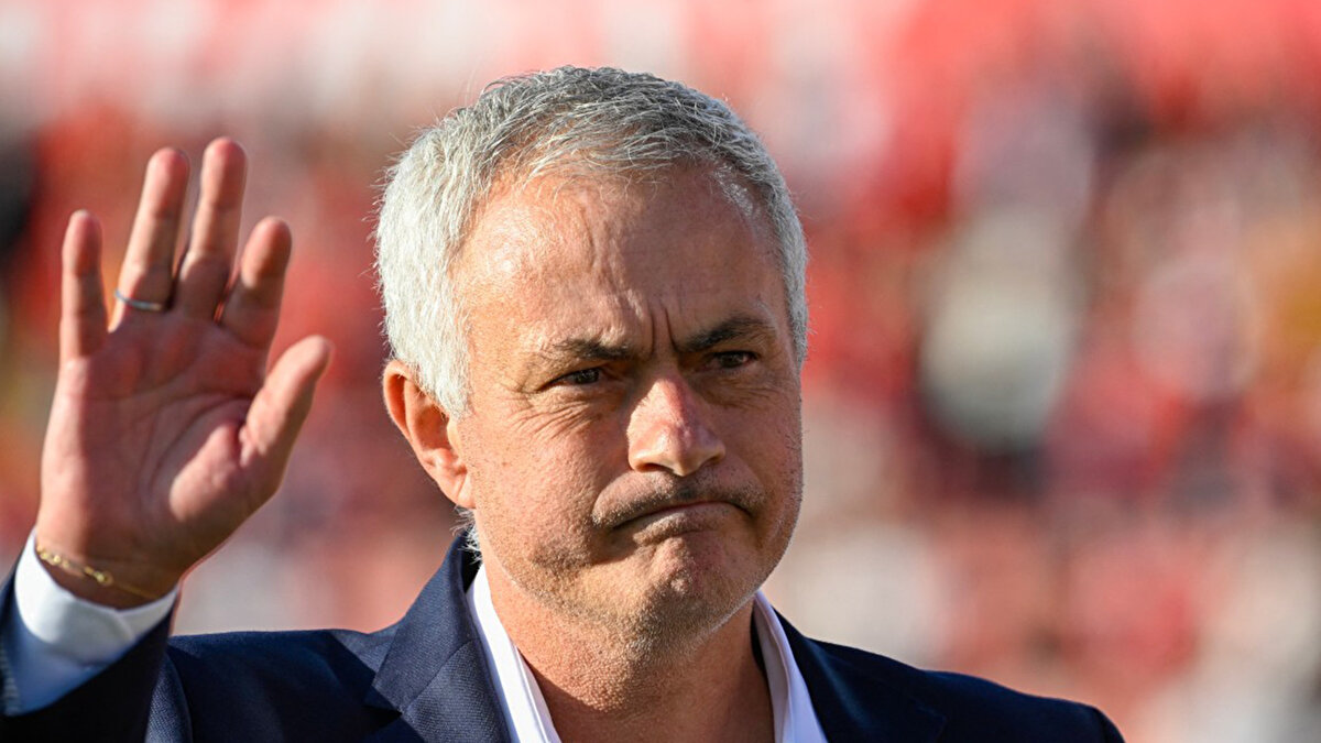 RECORD: "25 YIL SONRA BİLE MOURINHO ALIŞKANLIKLARINDAN VAZGEÇMEDİ"<br><br>"Tribünlerde en çok konuşulan isim, takımlar açıklandığında Mourinho'ydu ve şaşırtıcı olmayan bir şekilde en çok alkışı o aldı. Isınma görevlerini yardımcılarına devreden Setúbal doğumlu teknik direktör, maçın başlamasından bu yana geçen yirmi beş yılda alışkanlıklarında pek bir değişiklik olmadığını göstermeye başladı. Her zaman ayakta, oyunu izlerken, kararlarının yanlış olduğunu düşündüğünde dördüncü hakeme hoşnutsuzluğunu dile getirdi. Takımına birkaç kez ileri gitme emri verdi ve teknik direktör, Richard Ríos'u korner için geri dönerken iki kez sert bir şekilde azarladı; bu durum oyuncu değişikliğinden sonra da tekrarlandı. Sonunda sonuçtan hayal kırıklığına uğrayan Mourinho, taraftarları selamladı ve tünele doğru gitti, geri döndüğünde ise takımın yuhalandığını duydu."