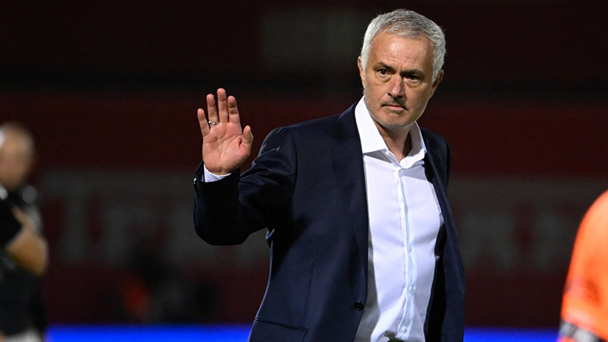 SIC NOTICIAS: "MOURINHO, KUZ'DAKİ İLK MAÇINDA HAYAL KIRIKLIĞINA UĞRADI"<br><br>"Benfica, Jose Mourinho'nun evindeki ilk maçında Salı günü Rio Ave ile 1-1 berabere kaldı. Benfica'nın teknik direktörü hayal kırıklığını kabul etti ve VAR'ın Antonio Silva'nın golünü iptal etmesini sert bir şekilde eleştirdi."