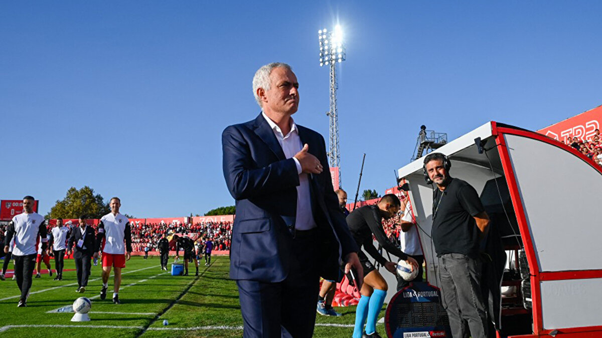CNN PORTUGAL: "MOURINHO PİŞMANLIK DUYDU VE HAKEM KARARLARINI ELEŞTİRDİ"<br><br>"Benfica'nın yeni teknik direktörü Jose Mourinho, Rio Ave ile 1-1 berabere kalmalarını değerlendirdiği basın toplantısında hakem kararlarından şikayetçi oldu ve yenilen golü eleştirdi."
