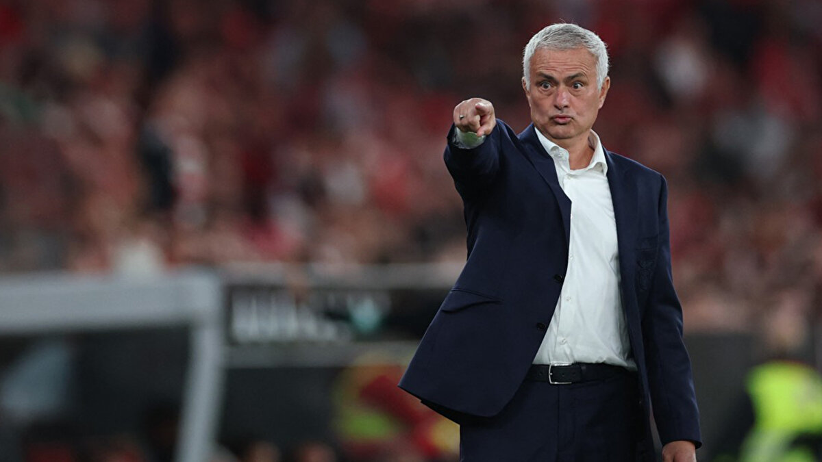 A BOLA: "BALAYI ERKEN BİTTİ"<br><br>"Jose Mourinho'nun uzun zamandır beklenen Luz'a dönüşü hayal kırıklığı yarattı ve Benfica şu anda Sporting'in gerisinde, FC Porto'nun ise dört puan gerisinde."