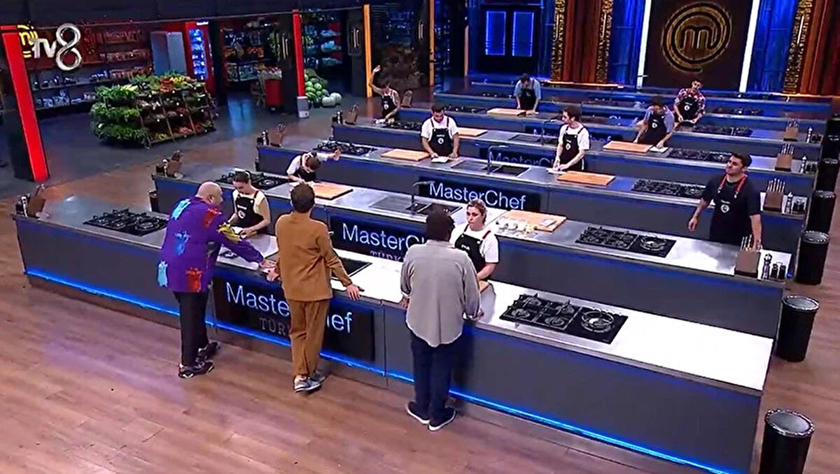 MasterChef Türkiye’de eleme heyecanı sürüyor. 23 Eylül 2025 Salı akşamı yayınlanan son bölümde kırmızı ve mavi takım mantı çeşitleriyle dokunulmazlık için kıyasıya yarıştı. Şeflerin değerlendirmesi sonucunda mavi takım galibiyete ulaşırken, kırmızı takım bireysel dokunulmazlık oyununa çıktı. Gecenin sonunda ise haftanın 1. ve 2. eleme adayları belli oldu. İzleyiciler “MasterChef eleme adayı kim oldu?” sorusunun yanıtını araştırırken, potaya giren isimler de netlik kazandı.