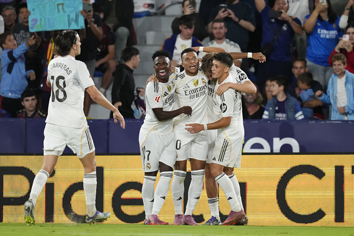 Maçta daha etkili taraf olan R. Madrid, Vinicius Jr'ın golüyle 1-0 öne geçti. Bu golden dakikalar sonra genç yıldız Mastantuono harika bir golle skoru 2-0'a getirdi ve ilk y arı bu şekilde sona erdi. 
