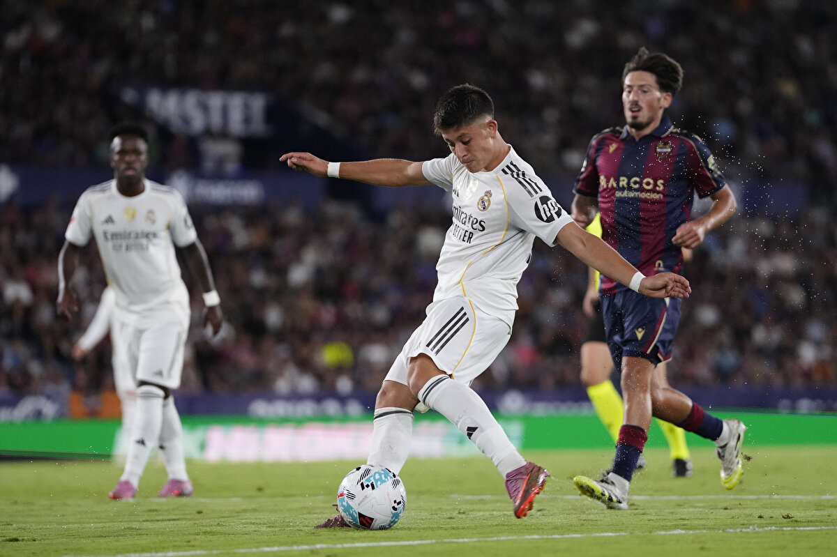 İkinci yarıya da hızlı başlayan Real Madrid, Mbappe ile penaltı kazandı. Fransız yıldız kullandığı penaltıyı gole çevirdi ve skoru 3-1'e getirdi. 