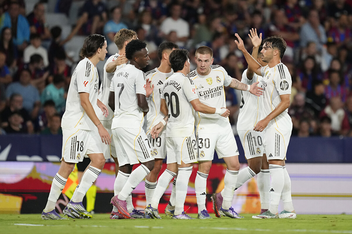 ARDA GÜLER 11'DE BAŞLADI<br>Xabi Alonso'nun gelişi sonrası daha fazla forma şansı bulmaya başlayan Arda Güler, Levante'ye karşı sahaya ilk 11'de çıktı. 