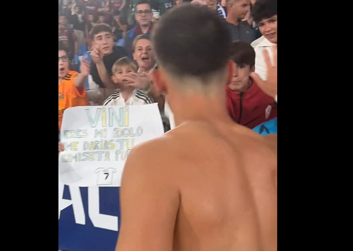 MAÇ SONUNDA FORMASINI KÜÇÜK BİR ÇOCUĞA VERDİ<br>Maçın ardından tribünlere doğru giden Arda Güler, formasını küçük bir Madrid taraftarına hediye etti. O anlar ekrana yansıdı... 