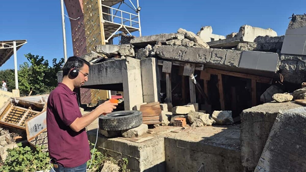 "Günler süren tespit saniyelere inecek"<br><br>Mevcut şartlarda büyük depremlerde yıkımın boyutunu anlamanın günler aldığını hatırlatan Geçin, şu bilgileri verdi:<br><br>"Normal şartlarda uydulardan alınan görüntülerin işlenmesi, hava koşulları, İHA’ların devreye girmesi gibi sebeplerle hangi binaların yıkıldığının anlaşılması 1 günden fazla sürebiliyor. 6 Şubat depremlerinde de bunu gördük. Oysa bu sistem hayata geçtiğinde saniyeler içerisinde yıkılan bina sayısı tespit edilerek, afet yönetim merkezine aktarılabilecek. Böylece ekipler hızlı ve etkin şekilde yönlendirilecek. Cihazın maliyeti ise 40 katlı bir bina için yaklaşık 25 ila 30 bin TL arasında değişiyor."