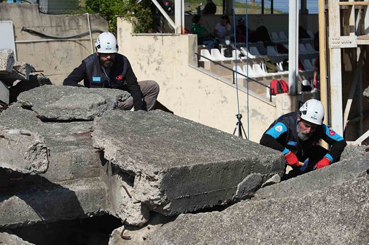 "Yangın tüpü gibi zorunlu olmalı"<br><br>Cihazın zorunlu hale getirilmesi gerektiğini vurgulayan Geçin, "Nasıl yangın söndürme tüpleri binalarda mecburi ise bu cihazların da her katta olması gerekiyor. Merdiven boşluklarında bulundurulmalı. Bina yıkıldığında cihazlar dağılsa da enkaz haberleşme sistemiyle 20’ye yakın cihaza uzaktan bağlanabiliyoruz. ‘Sesimi duyan var mı?’ şeklinde sinyal göndererek enkaz altındaki kişilerle iletişim sağlıyoruz" diye konuştu.