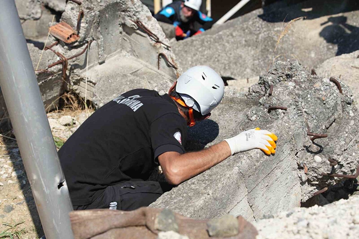 "İlk kez denendi"<br><br>Projeyi tanıtan Dr. Öğr. Üyesi Mustafa Geçin, "Projemizin adı ‘Akıllı Sensör Teknolojisi Kullanan Deprem İzleme Sistemi.’ TÜBİTAK-1001 Ulusal Deprem Araştırma Programları kapsamında desteklenen bir proje. Çalışmamız iki aşamalı: Deprem esnası ve deprem sonrası. Deprem esnasında cihaz saniyeler içerisinde hangi binaların yıkıldığını merkezi sisteme aktarıyor. Afet sonrası ise enkaz altında kalanların seslerini algılayarak, sağlık durumlarını ve canlı sayısını belirliyoruz. Böylece ekipleri doğru yönlendirme imkânı sağlıyoruz" dedi.
