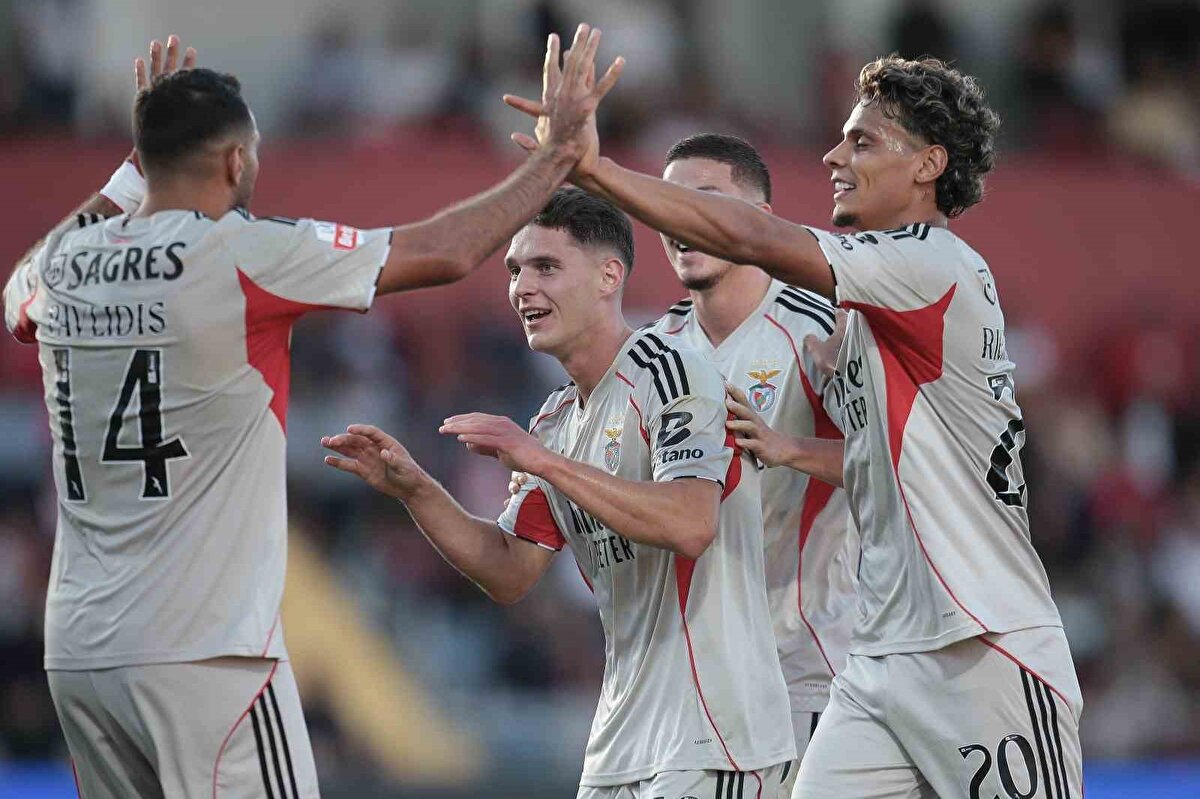 Karşılaşmada daha etkili taraf olan Benfica, ilk yarıda birçok pozisyona girse de golü bulamadı ve ilk yarı 0-0 sona erdi. 