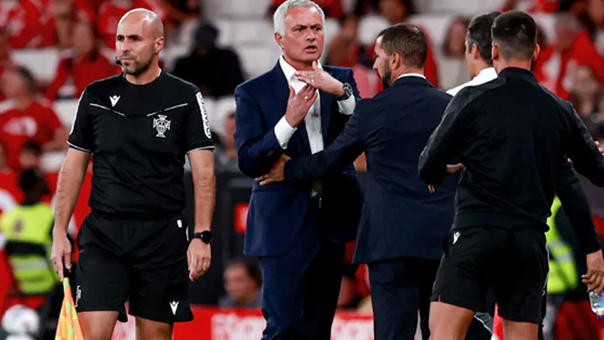 MOURINHO MAÇ SONUNDA ÇILDIRDI<br>Maçın son düdüğünden sonra hakeme tepki göstermeye devam eden  Mourinho, basın toplantısında da iptal edilen gol hakkında dikkat çeken açıklamalar yaptı. 