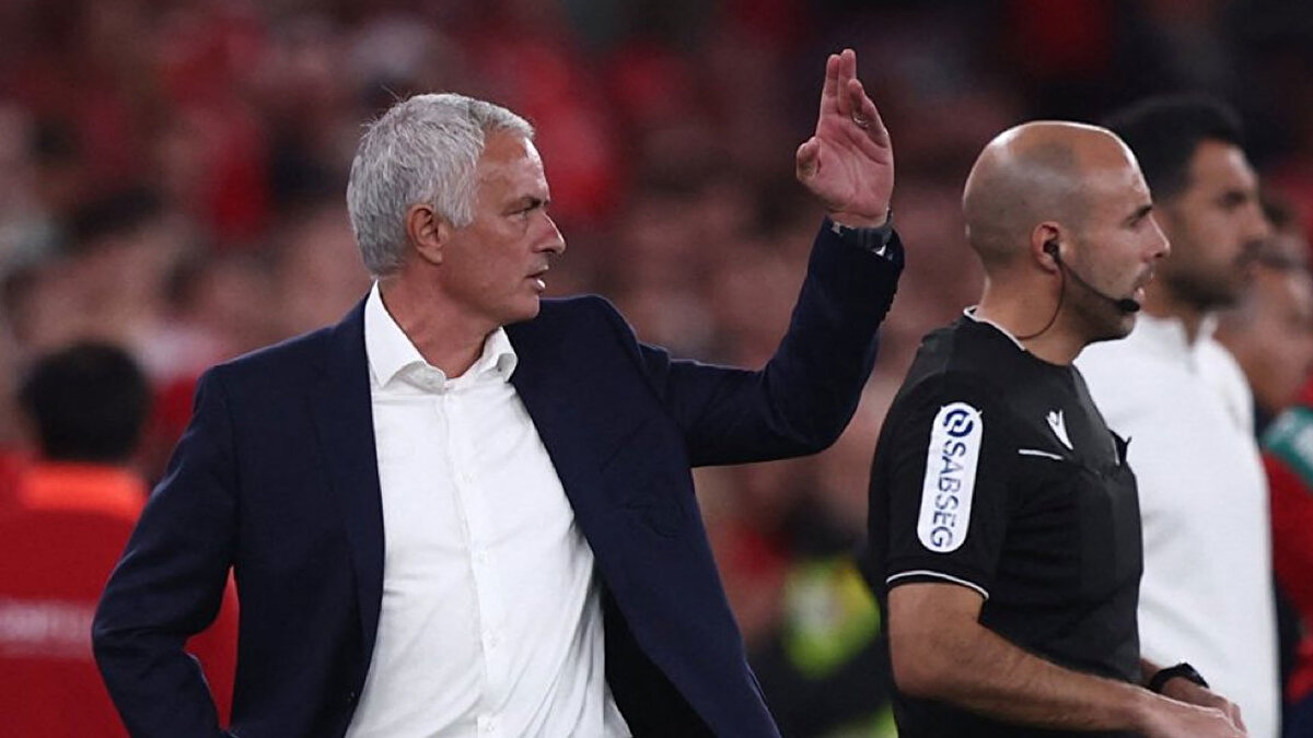 MOURINHO ÇILDIRDI<br>Bu karar sonrası çılgına dönen Jose Mourinho, kenardan hakeme çok sert tepkiler gösterdi. 