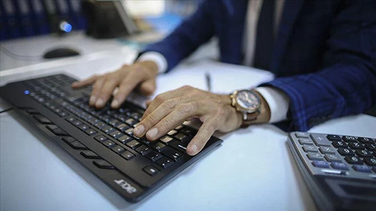 GSB Yurt Yönetim Personeli Alımı Başarı Sıralaması Nasıl Belirlenecek?<br><br>Başarı sırasının belirlenmesinde yalnızca sözlü sınav puanı esas alınacak.<br><br>Her il ve grup için asıl ve yedek adaylar belirlenecek.<br><br>Puanların eşit olması halinde;<br><br>KPSS puanı yüksek olan,<br><br>Mezuniyet tarihi önce olan,<br><br>Doğum tarihi daha önce olan adaya öncelik tanınacak.