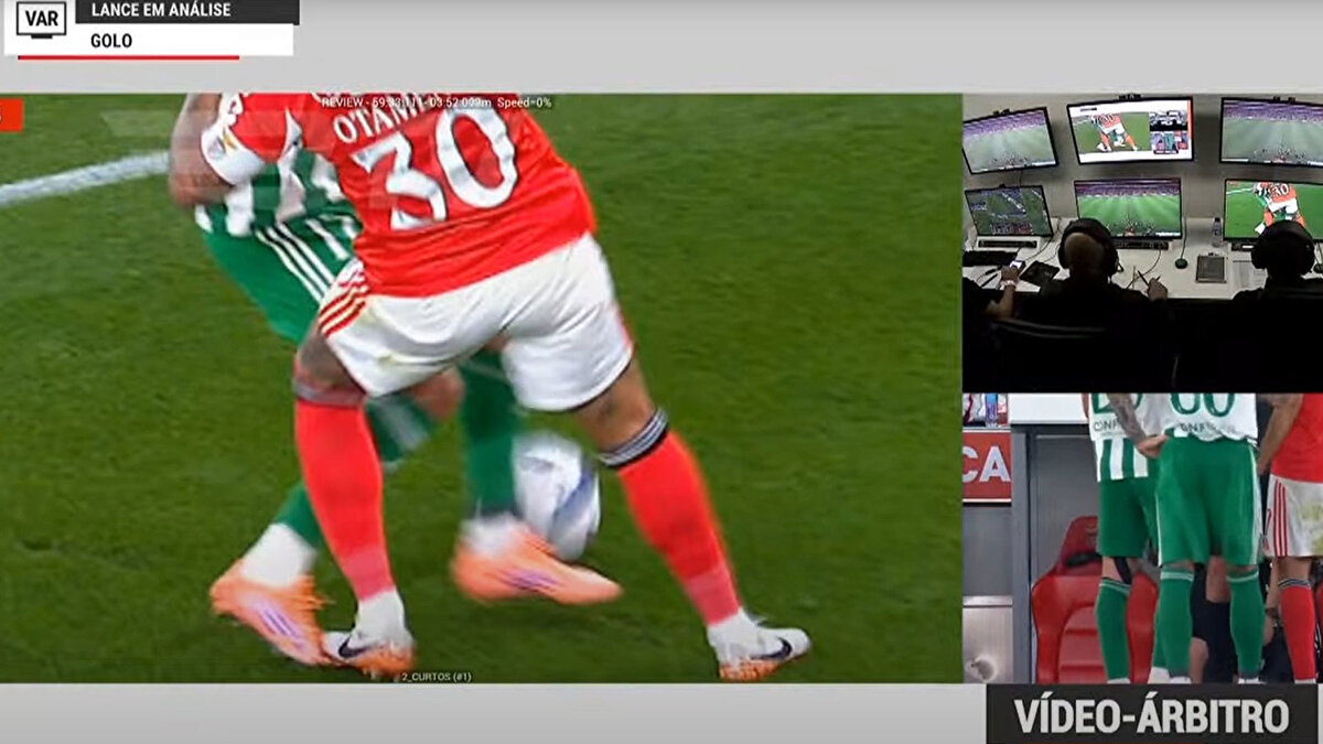 PAVLIDIS'İN GOLÜ İPTAL EDİLDİ<br>Benfica, Pavlidis'İn golüyle öne geçti ancak VAR uyarısı sonrası pozisyon incelendi. Hakem, gol öncesinde Otamendi'nin rakibinin ayağına bastığı gerekçesiyle golü iptal etti. 