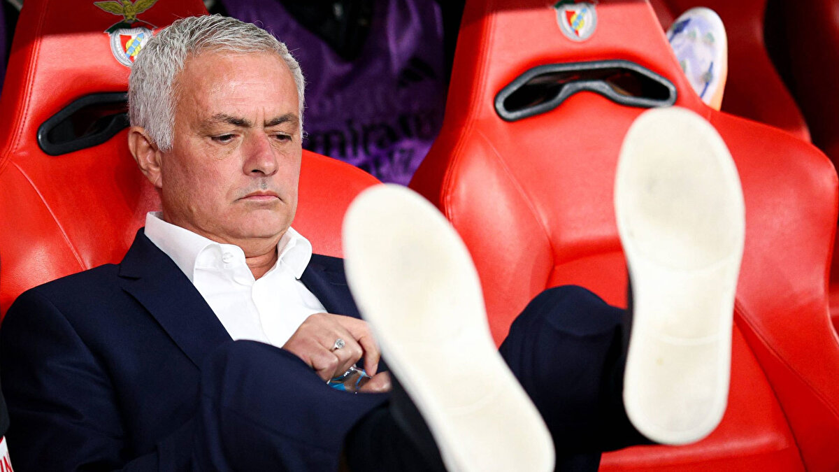 ‘BÖYLE BİR FUTBOLU SEVMİYORUM’<br>Maç sonu VAR'ı eleştiren Mourinho, "Bir gol atıyorsun ama bugünün futbolu buysa, sırf birinin ayağına basıldığı ya da bir formanın hafifçe çekildiği için iptal ediliyorsa, ben bugünün futbolunu sevmiyorum. Sonuçta başrolde, Futbol Şehri'nde oturup hakemi hepimizin gördüğü şeyi izlemeye çağıran bir beyefendi oluyor, bir de kişiliği olmayan ve VAR'ın dediğinin peşinden giden bir hakem. Çağrıldığını gördüğüm anda zaten golün iptal edileceğini biliyordum. Ceza sahasına girmek için her şeyi yaptık ama ceza sahasında büyük bir varlığı olan bir takım değiliz. Başka yollar denedik, başardık, güzel bir gol attık ve sonra adaletsiz bir sonuç çıktı. Ama futbol böyle sonuçlarla bağdaşmıyor." diye konuştu.