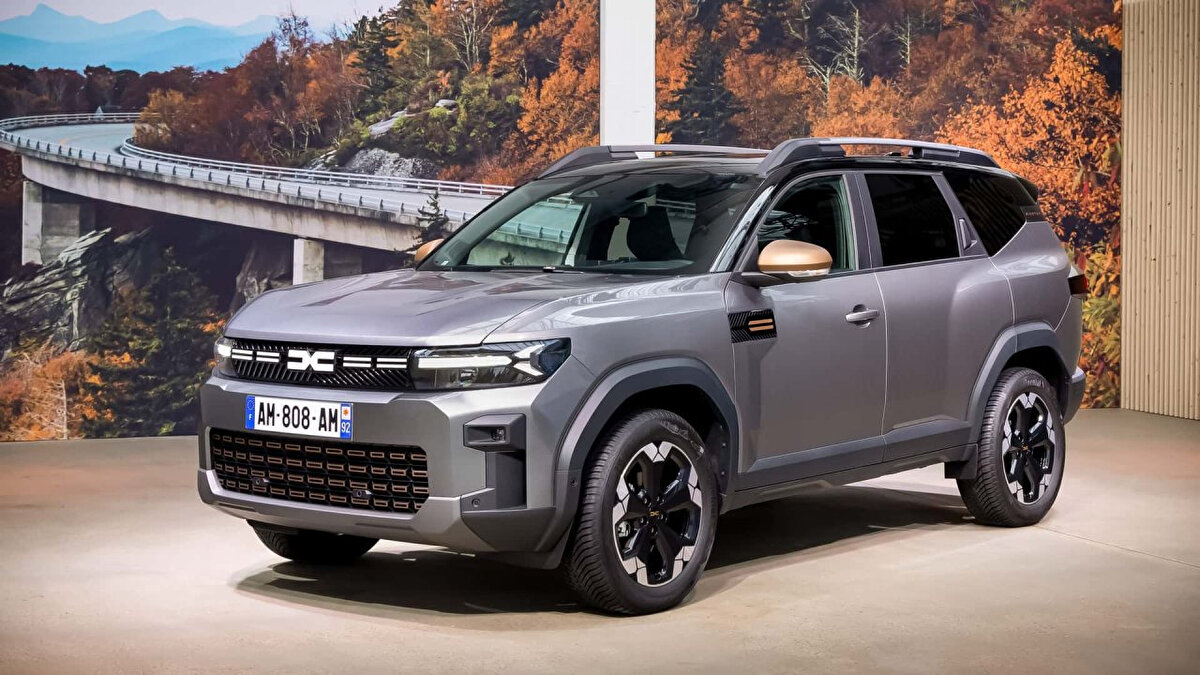 Yeni gümrük vergisi oranları<br><br>Yapılan düzenlemeye göre:<br><br>İçten yanmalı ve hibrit (plug-in hariç) otomobiller için yüzde 25 veya minimum 6 bin dolar ek vergi,<br><br>Plug-in hibrit otomobiller için yüzde 30 veya minimum 7 bin dolar,<br><br>Elektrikli otomobiller için ise yüzde 30 veya minimum 8 bin 500 dolar ek mali yükümlülük uygulanacak.