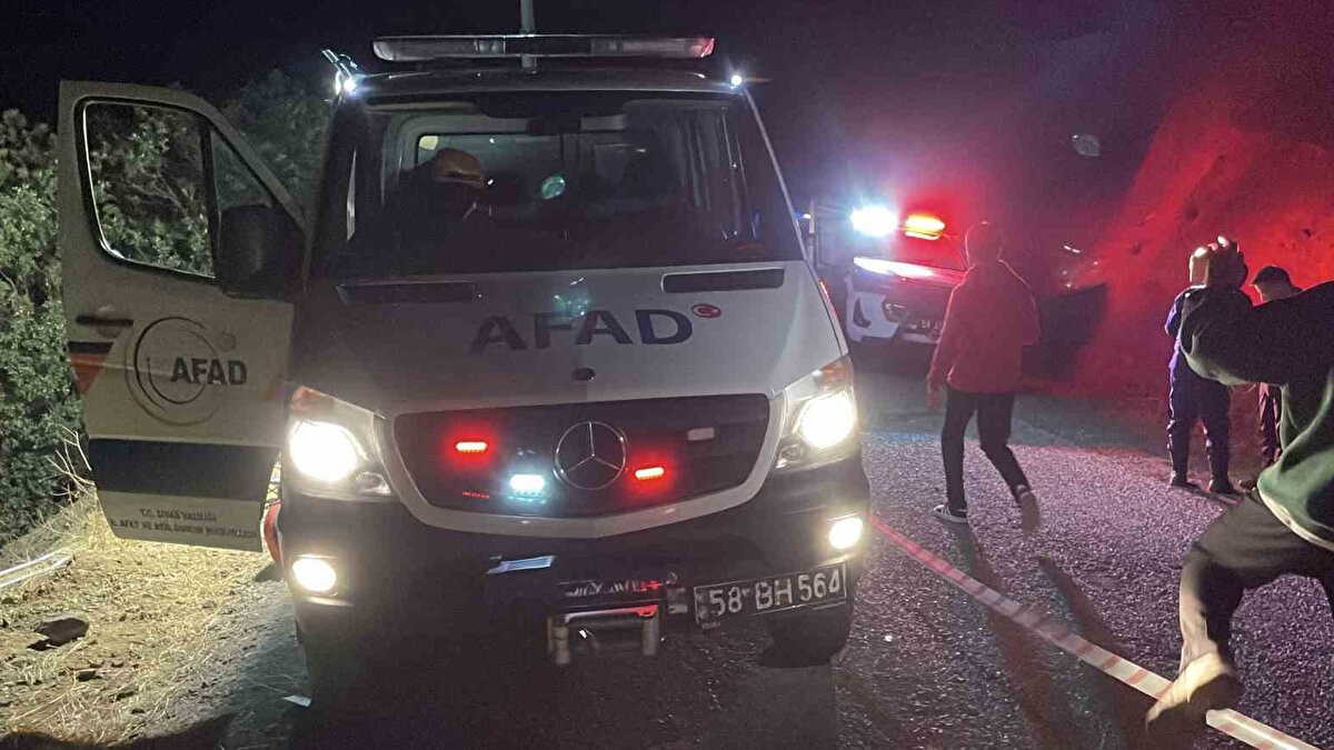 Olay yerine gelen sağlık ekiplerinin verdiği bilgiye göre araçta bulunan 4 kişinin de öldüğü öğrenildi. Olayla ilgili inceleme sürüyor.