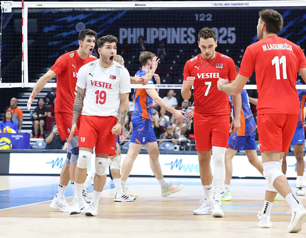 DÜNYA ŞAMPİYONASI ÇEYREK FİNAL MAÇI NE ZAMAN, SAAT KAÇTA, HANGİ KANALDA?<br><br>A Milli Erkek Voleybol Takımımız, Polonya ile 24 Eylül Çarşamba günü saat 15.00’te karşılaşacak.<br>Çeyrek Final mücadelesi TRT Spor Yıldız ekranlarından canlı yayınlanacak
