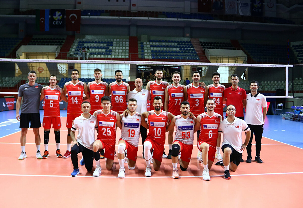 FİLENİN EFELERİ NAMAĞLUP<br>Türkiye, 2025 Dünya Şampiyonası G Grubu’nda; Japonya’yı 3-0, Libya’yı 3-1 ve Kanada’yı 3-0 mağlup etmişti. Son 16 turunda da Hollanda’yı 3-1 yenerek çeyrek finale yükseldi.