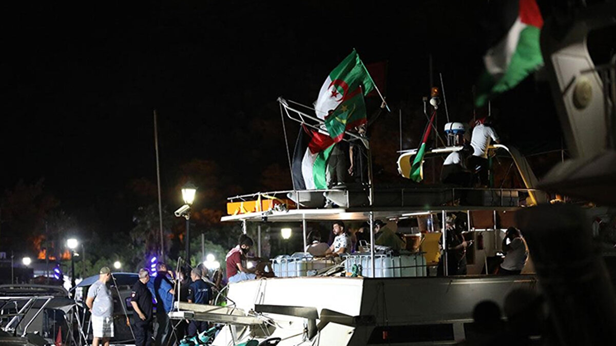 İnsani yardım koridoru açmak ve İsrail'in Gazze'deki ambargosunu kırmak amacıyla yola çıkan ve 50'den fazla teknenin bulunduğu Küresel Sumud Filosu'na dün gece saatlerinde İsrail tarafından gerçekleştirildiği iddia edilen insansız hava araçları (İHA) ile saldırı yapıldığı bildirilmişti.