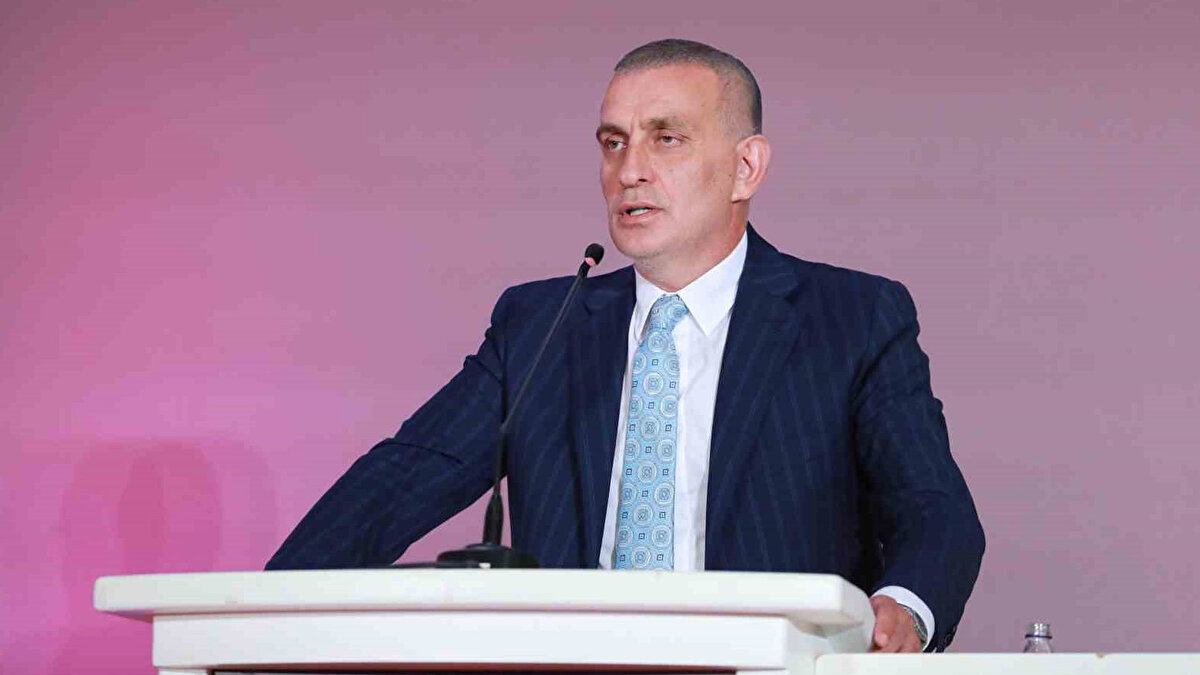 TFF BAŞKANI HACIOSMANOĞLU RİVA'YA ÇAĞIRDI<br>Yaşanan skandal karardan sonra TFF Başkanı İbrahim Hacıomanoğlu'nu da kızdırırken, Riva'ya davet edilen 37 yaşındaki tecrübeli hakemin ifadesi alındı. Tecrübeli hakeme 'Düdüğünü as' dendiği fakat buna yanıt vermediği ortaya çıktı. TFF, Arda Kardeşler'e yanıt verene kadar maç vermeyecek. <br><br><br>