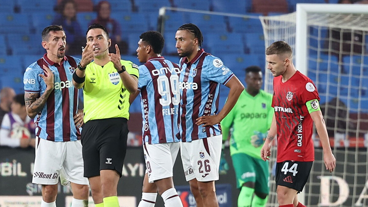 Yaşananlardan sonra HT Spor’a konuşan Arda Kardeşler, "TFF başkanının 'hata değil, planlı bir eylem' demesi benim için çok yaralayıcıydı. Keşke yayına bağlanmadan önce benimle iletişime geçseydi. Pozisyonda bir hata yaptım ama bu yaptığım ilk hata değildi. Planlı eylem denmesi beni hedef gösterdi ve ben çok üzüldüm. Bahsedilen planlı eylem nedir açıklığa kavuşturulmasını istiyorum. Bununla yaşamak istemiyorum. Şu an hedef konumundayım." dedi.<br><br>