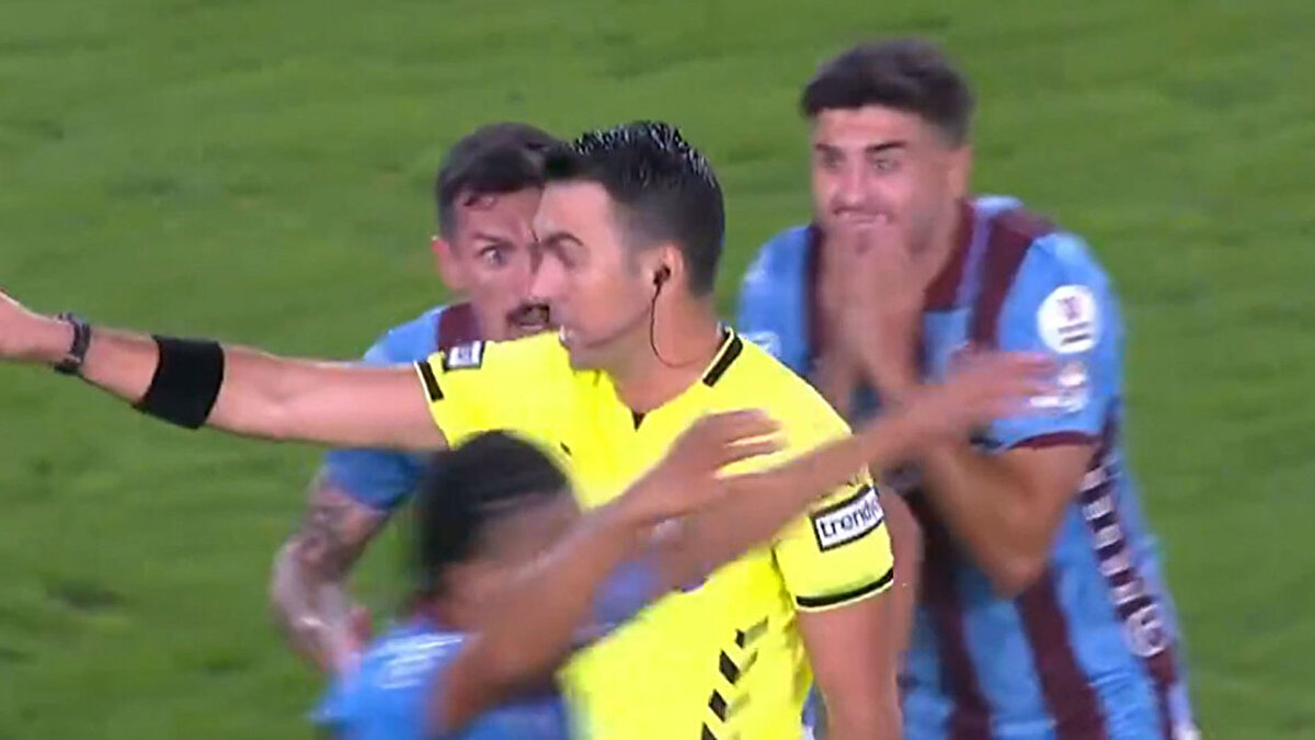 ‘BENİM DE BİR AİLEMİN OLDUĞU DÜŞÜNÜLSEYDİ’<br>Arda Kardeşler, "Ben yıllarca federasyondan ekmek kazandım ve MHK'ye bağlı olarak çalışıyorum. O yüzden bu tarz şeylere yorum yapmam çok yanlış anlaşılır. Keşke bu açıklama yapılırken benim de bir ailemin olduğu düşünülseydi." ifadelerini kullandı.