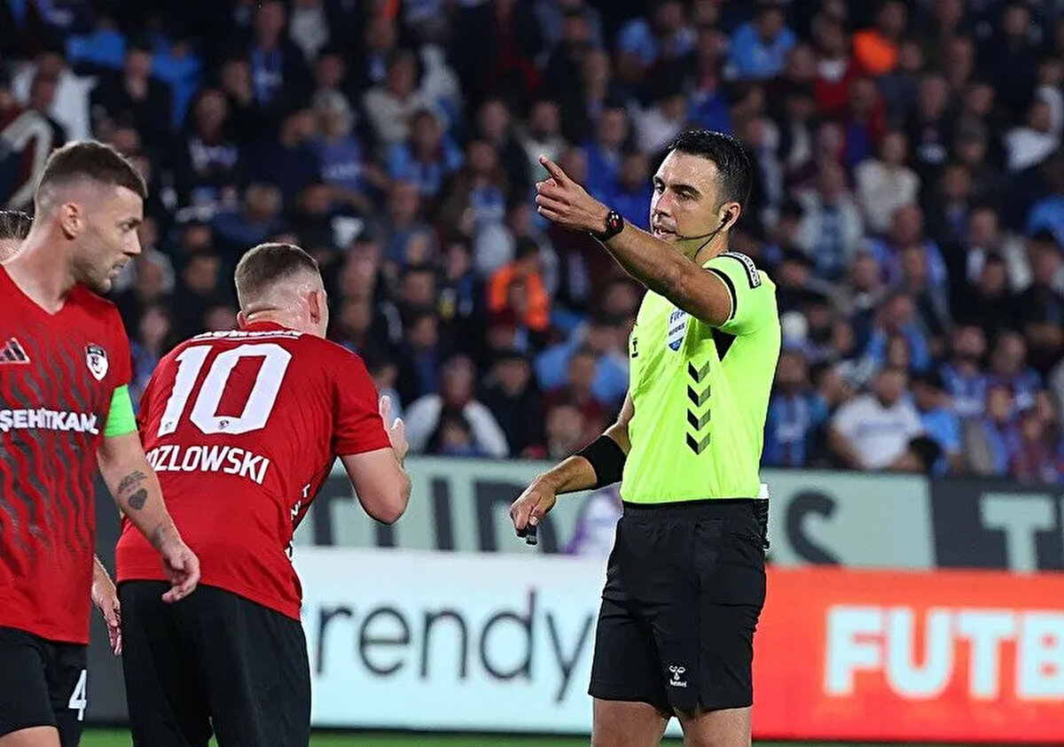 ERTUĞRUL DOĞAN: "HAKEMLİĞİ BİTMİŞTİ"<br>"HAKEMLIĞI BITMIŞTIR!"<br><br>Trabzonspor Başkanı Ertuğrul Doğan, maçın ardından hakem Arda Kardeşler'e adeta ateş püskürerek, "Bir insan kendini bu kadar aciz duruma düşürür mü? Utanmayacak mısın dostundan, çocuğundan? Bu arkadaşımızın, Türk futboluyla işi kalmamıştır." açıklamasını yapmıştı. 