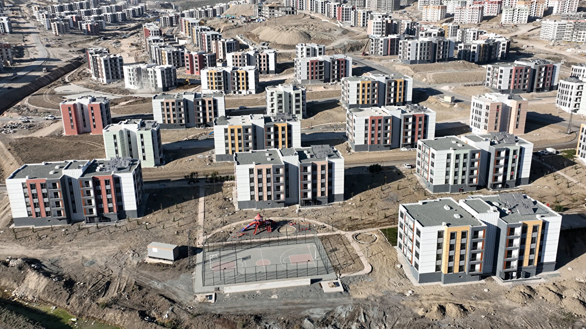 Katılımcılar ayrıca www.emlakmuzayede.com.tr<br> adresi üzerinden çevrim içi teklif verebilecek.