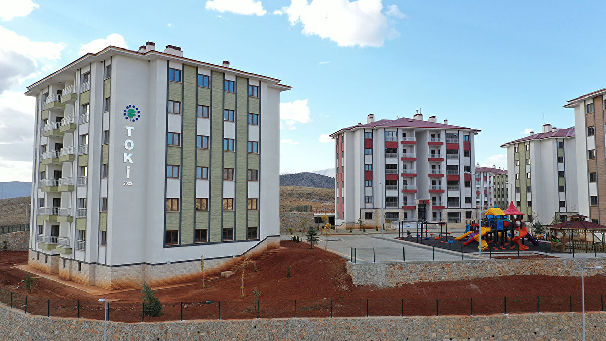 Arsalar Çok Yönlü Kullanıma Açık<br><br>İhaleye çıkarılacak taşınmazlar farklı kullanım alanlarına hitap ediyor. Yatırımcılar şu alanlarda satışa sunulan arsaları satın alabilecek:<br><br>Konut<br><br>Ticaret<br><br>Tarım<br><br>Turizm<br><br>Hayvancılık<br><br>Sağlık<br><br>Özel eğitim<br><br>Sanayi depolama<br><br>Lojistik<br><br>Sosyal tesis<br><br>Akaryakıt istasyonu<br><br>Bunun yanında plansız arsalar ve kentsel çalışma alanları da satış listesinde yer alıyor.