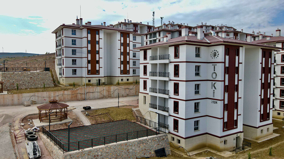 TOKİ’den Ödeme Kolaylıkları ve Peşin İndirim<br><br>TOKİ, satışlarda esnek ödeme planları sunuyor.<br><br>%25 peşinat ödeyen yatırımcılar için 48 ay vade imkânı,<br><br>%40 peşinat ödeyenler için ise 36 ay vade seçeneği bulunuyor.<br><br>Bazı taşınmazlar için yalnızca peşin satış yapılacak. Bu durumda yatırımcılara %15 peşin indirim uygulanacak.