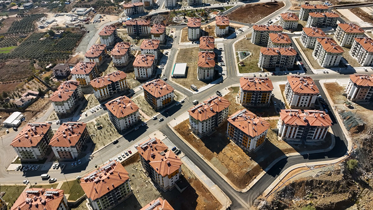 Açık Artırma 8 Ekim’de İki Merkezde Düzenlenecek<br><br>TOKİ’nin taşınmaz satış ihalesi 8 Ekim Çarşamba saat 10.30’da gerçekleştirilecek. Açık artırmalar, Ankara Bilkent Otel ve Konferans Merkezi ile TOKİ İstanbul Hizmet Binası’nda eş zamanlı yapılacak.