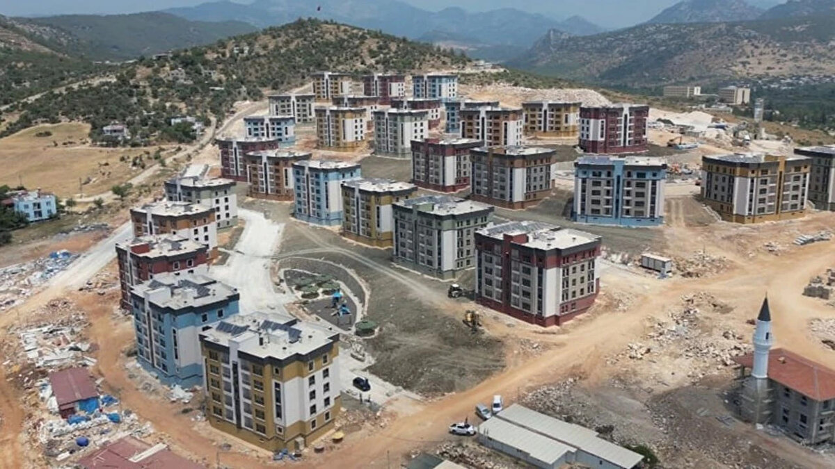 TOKİ’nin İstanbul, Ankara ve diğer illerde satışa çıkaracağı 281 taşınmaz, yatırımcılar için önemli bir fırsat sunuyor. Esnek ödeme planları ve peşin indirim avantajı ile arsa yatırımı yapmak isteyenler 8 Ekim’de düzenlenecek ihaleye katılabilecek.