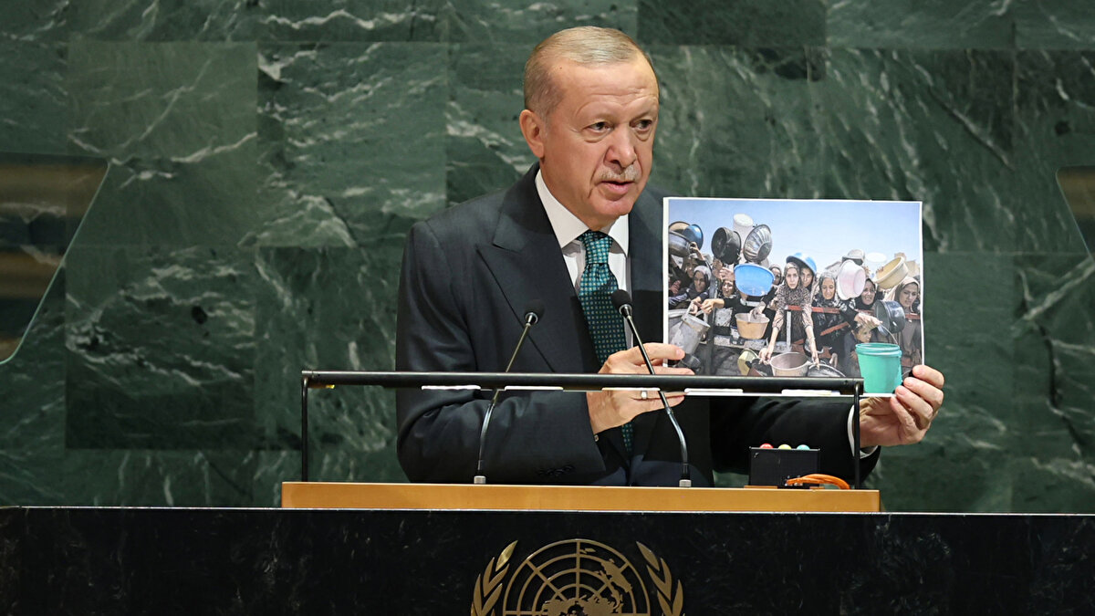 Alman radyo kanalı, Deutschland Funk haberi, "Türkiye Cumhurbaşkanı Erdoğan, daha fazla ülkeyi Filistin’i tanımaya çağırdı" şeklinde duyurdu.<br><br>Yunan Devlet televizyonu ERT de, haberinde Erdoğan’ın “Gazze'de en kısa sürede ateşkes sağlanmalı” sözlerine yer verdi. “Sessiz kalanlar bu vahşete ortaktır” açıklamasını öne çıkardı.<br><br>Skai televizyonu Cumhurbaşkanı Erdoğan’ın “Gazze’de soykırım yaşanıyor” sözlerine yer verdi, Cumhurbaşkanı’nın kürsüden paylaştığı fotoğraflara yer verdi.<br><br>Kathimerini gazetesi, manşetine Cumhurbaşkanı Erdoğan’ın BM kürsüsünden yaptığı konuşmada, "Uluslararası toplumu Kuzey Kıbrıs Türk Cumhuriyeti'ni tanımaya çağırıyorum" sözlerine yer verdi. <br><br>Fransız France24 de Cumhurbaşkanı Erdoğan'ın Gazze'deki soykırıma karşı çağrısını haberleştirdi.