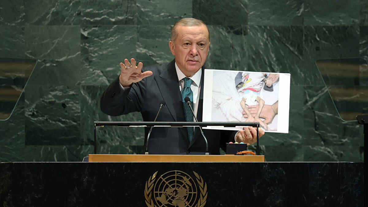 Azerbaycan Yeni Müsavat gazetesi, Cumhurbaşkanı Erdoğan’ın BM Genel Kurulu'nda elinde açlık çeken Gazze'lilerin fotoğraflarını göstermesini manşete taşıdı.<br><br>Haberde Erdoğan'ın Gazze’de yaşanan insanlık krizine dair açıklamaları ile Filistin Devleti'ni tanıma çağrısına yer verildi.<br><br>Katar merkezli Al Jazeera'deki haberde "Erdoğan, Gazze'deki vahşet konusunda dünyanın vicdanını sorguluyor" denildi.<br><br>İran merkezli Tasnim haber ajansı, Cumhurbaşkanı Erdoğan'ın gösterdiği, açlığın silah olarak kullanıldığı Gazze'deki fotoğraflara yer verdi; "Her saat bir çocuk İsrail tarafından öldürülüyor" ifadelerine dikkat çekti.