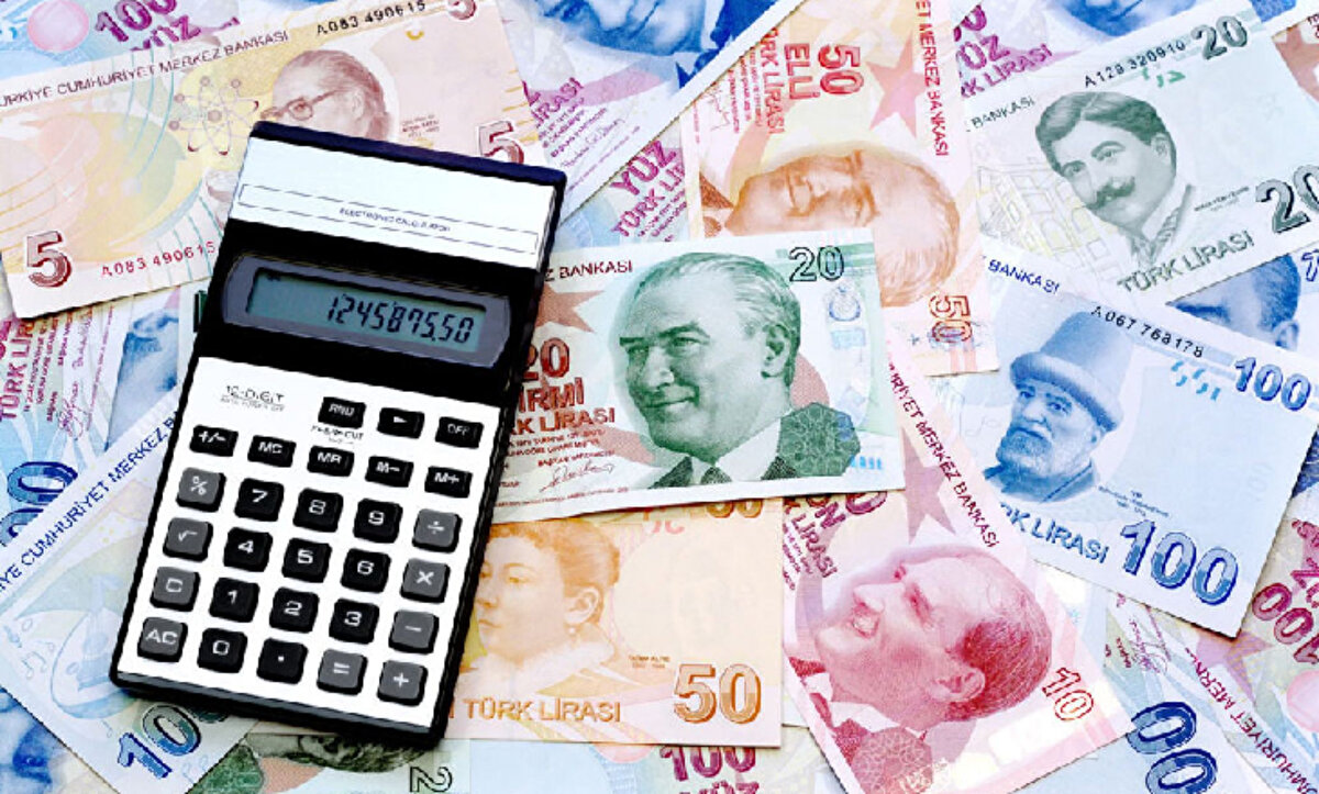 EMEKLİ MAAŞINA NASIL BİR DÜZENLEME YAPILACAK?<br>AK Parti Kayseri Milletvekili Şaban Çopuroğlu, emeklilerin tek geçim kaynağının emekli maaşları olduğunu belirterek şu ifadeleri kullandı:<br>"Bu durumun göz ardı edilmesi mümkün değil. Önümüzdeki süreçte emekliler için iyileştirmeler olacak, hep birlikte göreceğiz."<br><br>Henüz nasıl bir iyileştirme yapılacağı netleşmiş değil. Yıl sonu enflasyon tahminleri ve 2025 yılı 3. çeyrek enflasyon verileri baz alınarak, 2026 Ocak ayında emekli maaşlarındaki zam ve iyileştirme netlik kazanacak.