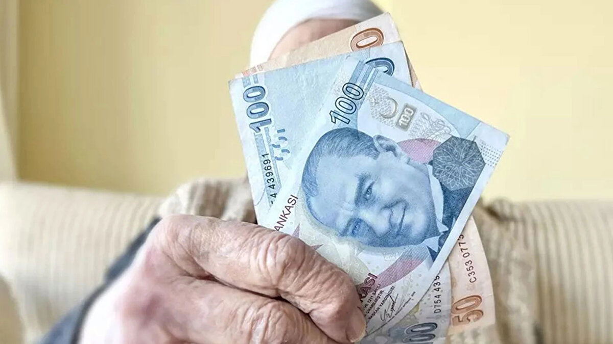 Ocak 2026’da en düşük memur emeklisi maaşı: 22.672 TL’den 27.399 TL’ye,<br><br>16.881 TL olan en düşük emekli maaşı ise ocak ayı zammıyla birlikte yaklaşık 18.592 TL’ye çıkacak.<br><br>Ancak bu hesaplamaların, bahsi geçen iyileştirmeler ve yasal düzenlemeler dışında olduğunu hatırlatmak gerekir.