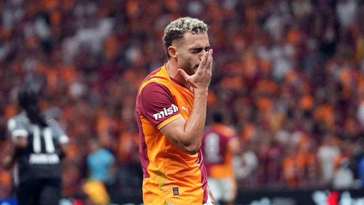 ÜNLÜ FUTBOL HESABI BARIŞ İLE DALGA GEÇTİ<br>Ünlü futbol hesabı Troll Football, Frankfurt maçında net golü kaçıran Barış Alper Yılmaz'la dalga geçti. 