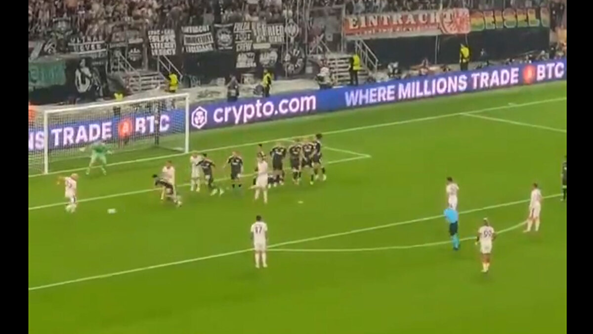 Barış Alper'in kaçırdığı bu golün farklı açıları da amatör kameralar tarafından kayda alındığı görüldü. 