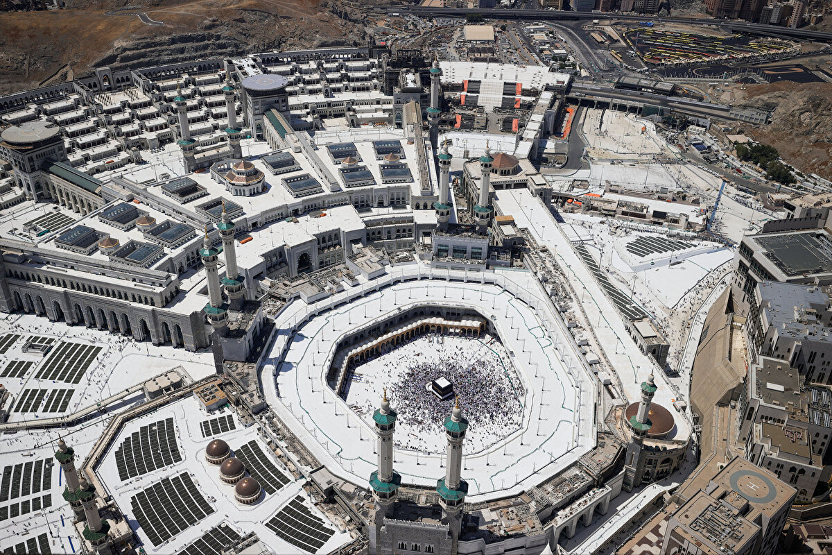 KONAKLAMA TÜRÜNE DİKKAT<br><br>Yenileme sırasında adayların en çok dikkat etmesi gereken konulardan biri de konaklama türü.<br>Diyanet İşleri Başkanlığı Hac ve Umre Hizmetleri Genel Müdürü Remzi Bircan, bu konuda gerekli hassasiyetin gösterilmesi gerektiğini belirterek, adayların gerektiğinde il ve ilçe müftülüklerine başvurabileceğini ifade etti. Aksi halde konaklama tercihi, kura sonrası değiştirilemeyecek.