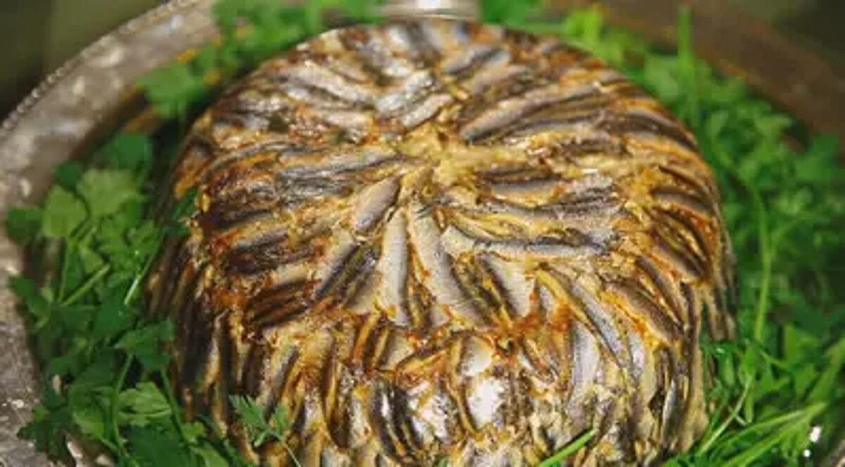 Yapımı için öncelikle pirinç tuzlu suda bekletilip nişastası akıtıldıktan sonra süzülür.