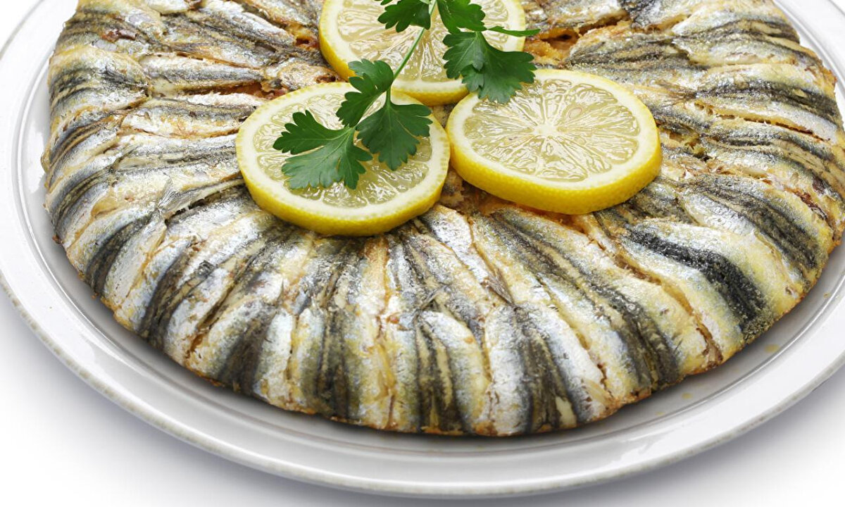 HAMSİLİ PİLAV NASIL YAPILIR?<br><br>Karadeniz mutfağının en özel lezzetlerinden biri olan hamsili pilav, hem görsel sunumuyla hem de lezzetiyle sofralara farklı bir tat katıyor.